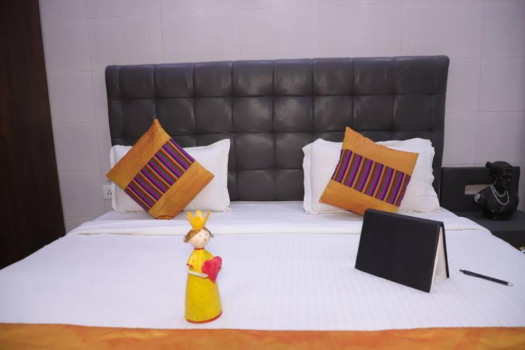 Fortune Service 1bhk,l-36b,saket Appartement *